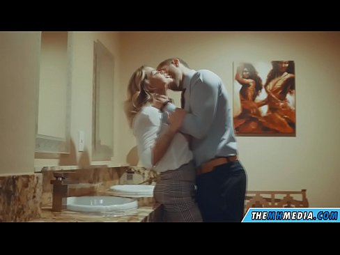❤️ Бүкіл аққұба сізді қоғамдық дәретханада азғырғанда Қатты порно бойынша бізде ❌❤